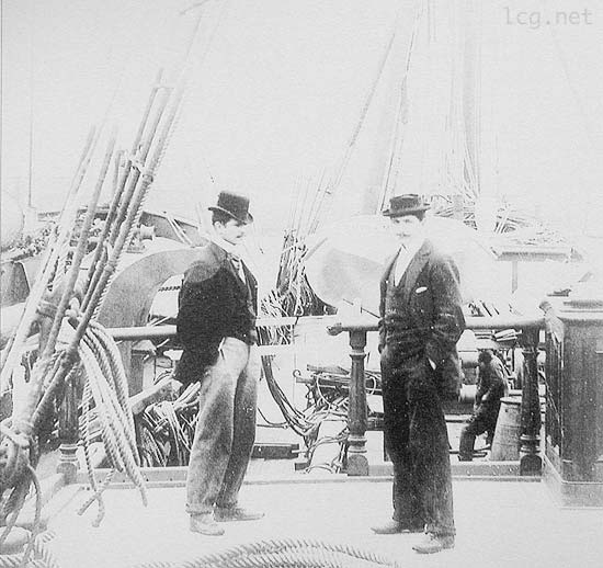 Les fils Dubigeon sur la dunette du Belem.